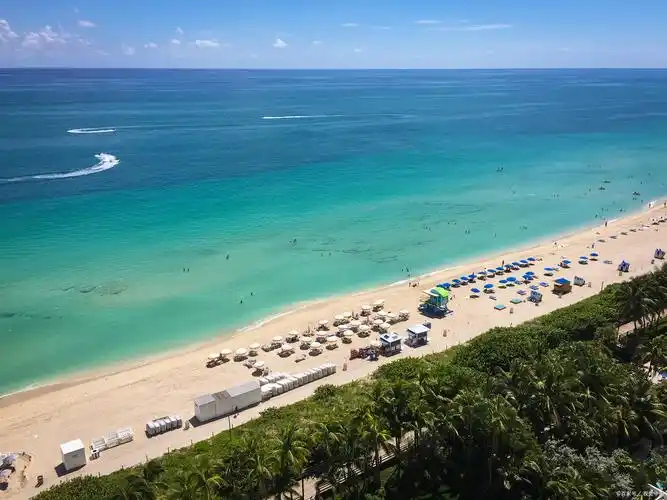 海边的建筑充满了艺术气息,色彩斑斓的涂鸦墙为海滩增添了一份活