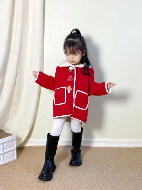 鞋底防滑耐磨 跑跑跳跳不影响
侧拉链设计穿脱方便
小女孩穿上