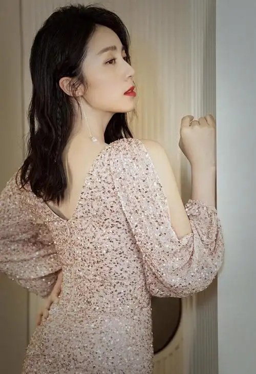 被羡慕可以天天吃黄磊做的饭孙莉微博发新造型碎花衬衣温婉