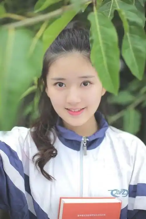 看到一组赵露思在没有出道前拍摄的照片,很多人立马就明白为什么娱乐