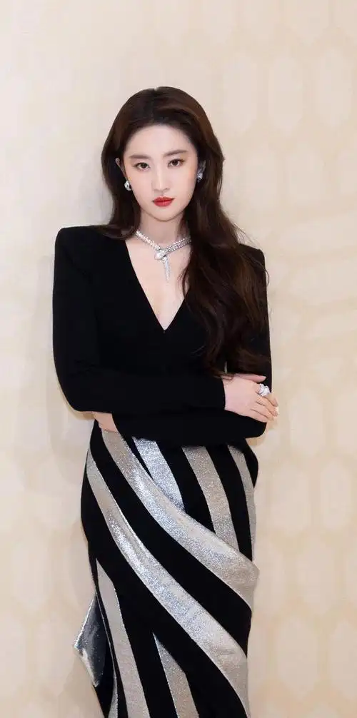刘亦菲深v黑银条纹裙气质满分