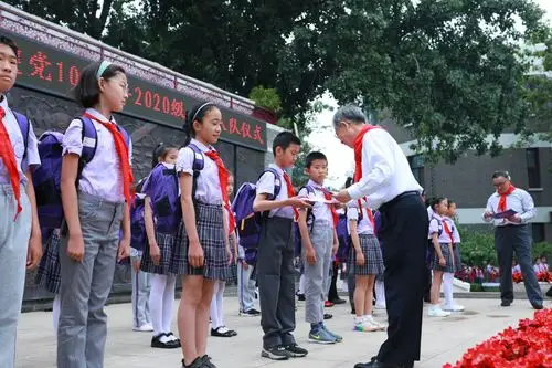 清华附小举行一年级学生入队仪式暨庆六一活动