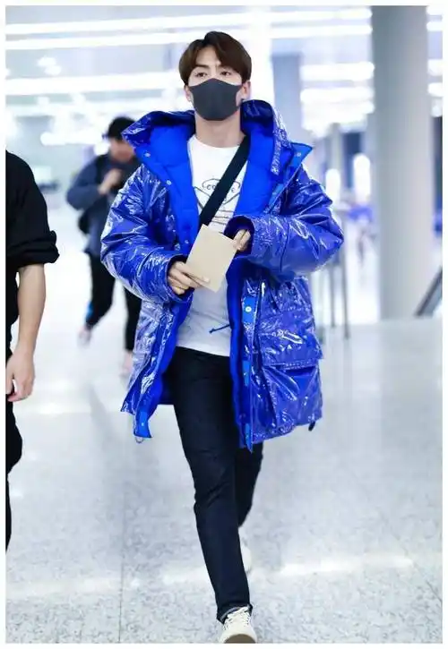 任嘉伦拼色羽绒服走机场包裹厚重不见好身材178cm身高腿真短