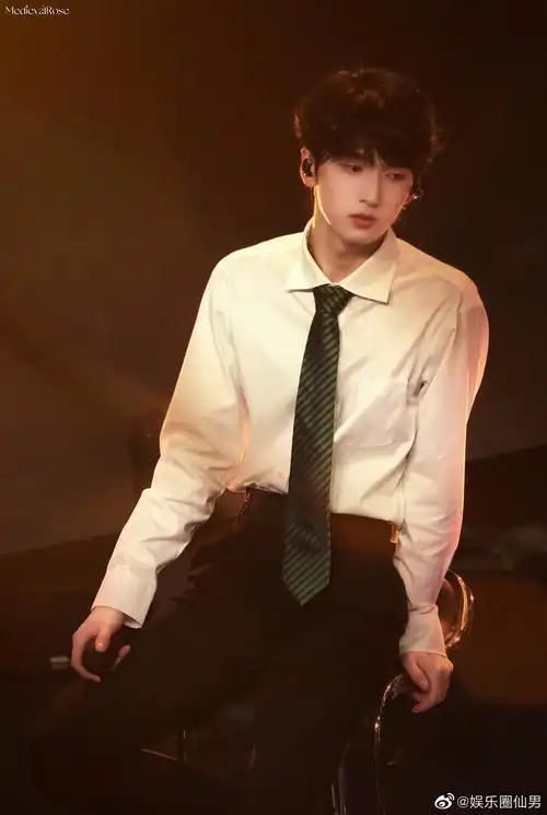 咱就是说,严浩翔这个腰围有我头围大吗 yhx腰好细不是白叫的__财经