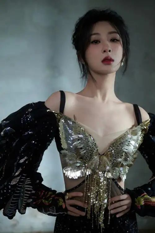 恭喜杨紫解锁第十一套高定  ronald van der kemp 2020春夏  #杨紫