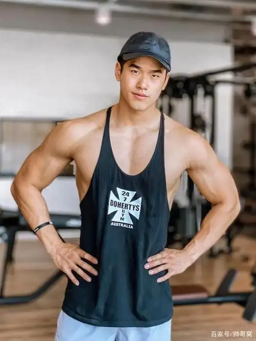 拥有八块腹肌的90后健身肌肉男,身材 颜值,真让人羡慕的生活!