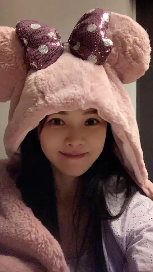 52岁伊能静晒近照无滤镜下侧颜精致养眼几丝白发意外抢镜