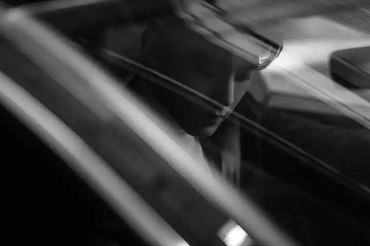 肖战黑白西装氛围感图片:质感满满