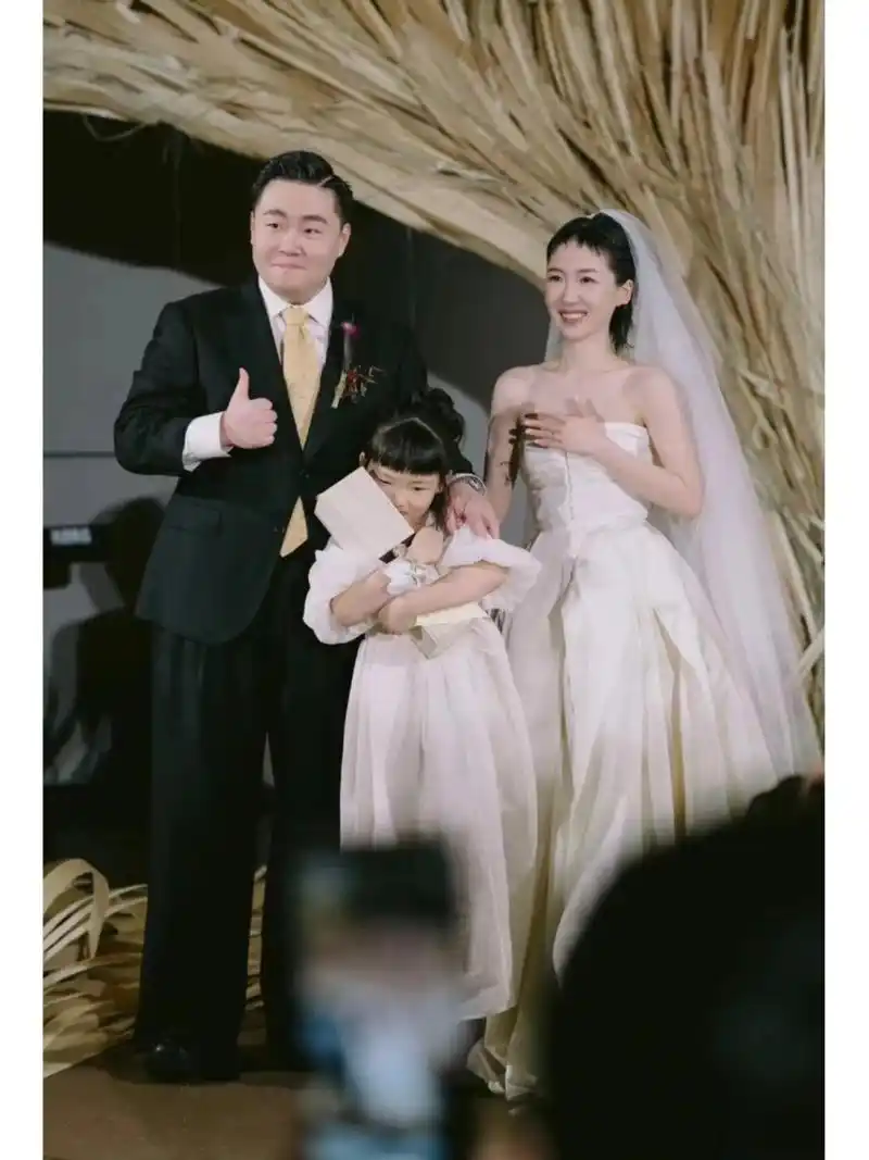 郝劭文结婚啦 释小龙伴郎🎊是谁的nda动啦 童星郝劭文与妻子林宁瑞