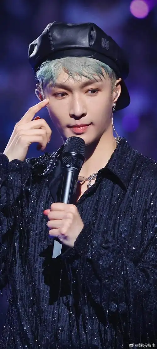 张艺兴雀斑妆#张艺兴小雀斑妆容和贝雷帽看起来好乖,捂脸托腮可爱