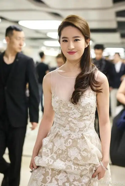 刘亦菲为何单身多年?看完她18岁的跳舞视频,网友:这谁受得住?