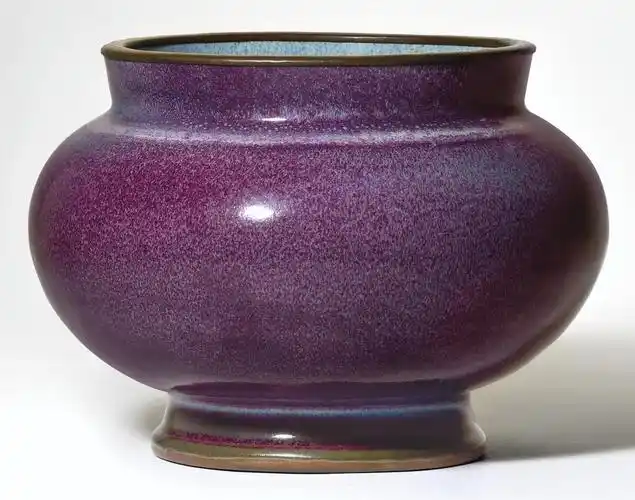 钧窑瓷以浓厚明亮的偏蓝彩釉闻名,每件瓷器的彩釉都独一无二.