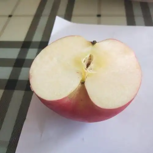 第1步,苹果洗净擦干对半切开.