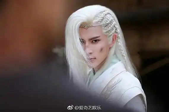 我就是被于朦胧这个白发杀马特造型一脚踹进坑里的