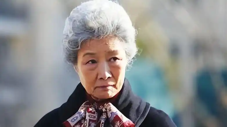 演员吕中:23岁嫁同学,今儿子儿媳是她的骄傲,女儿是国人的骄傲