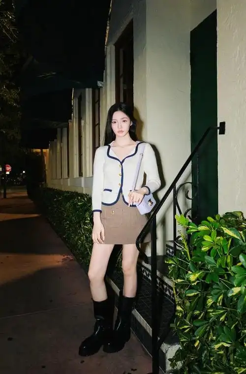 徜徉夜色林允白色针织衫配棕色超短裙展美腿无敌妥妥时尚女神范儿