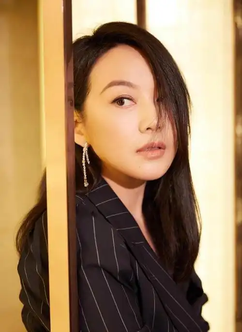 闫妮机场被抓拍牛仔衣配阔腿裤白色鸭舌帽瞬间年轻二十岁