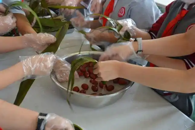 包粽子赛龙舟又是年中好时节太原市晋源区实验小学开展端午节活动