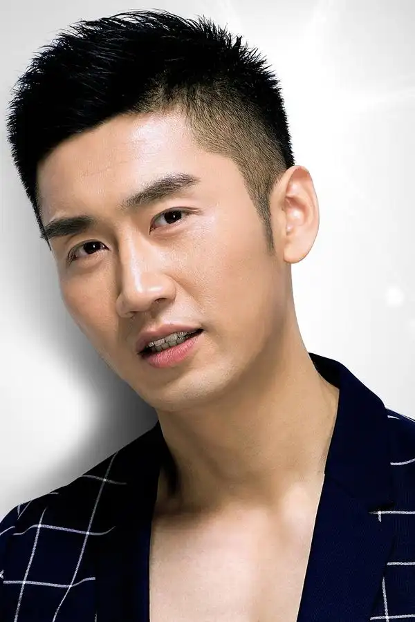 组图:演员何达生日写真 随性雅痞尽显轻熟男风_高清图集_新浪网