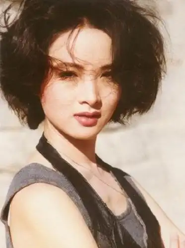 黄磊同班同学, 父母是残疾人, 合作陈宝国走红, 因角色当街被人骂