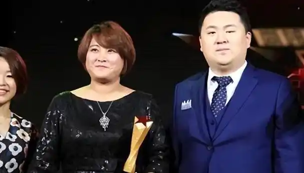 42岁贾玲曝隐婚6年老公比她小7岁瘦100斤她事业爱情双开花