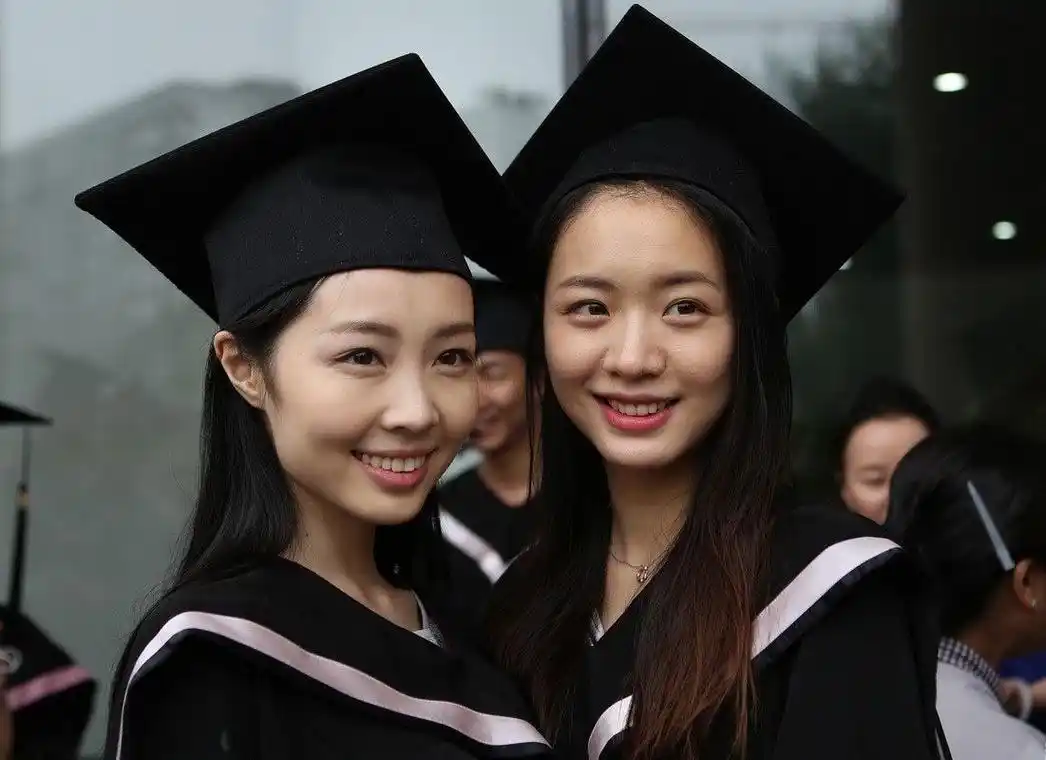 北京电影学院2011级表演系毕业生统一身着学士服拍摄毕业合影