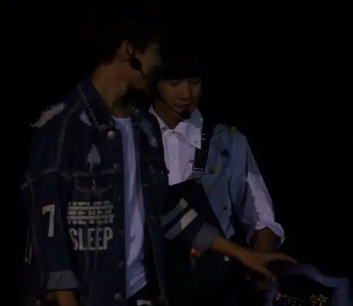 王俊凯# #王源# #凯源# 150919小凯生日会 大手牵小手一起走