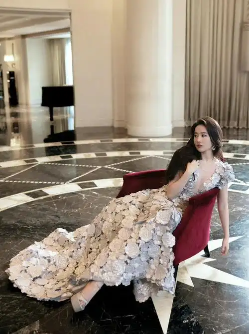 刘亦菲身穿georgeschakra2022秋冬高定出席活动