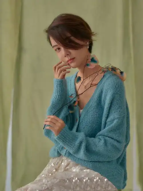 39岁车晓登时尚杂志,黑色吊带裙秀纸片人身材,置身沙发气质真好