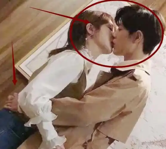 和杨紫拍吻戏肖战"努嘴",注意手咋放的?嫌不嫌弃一目了然