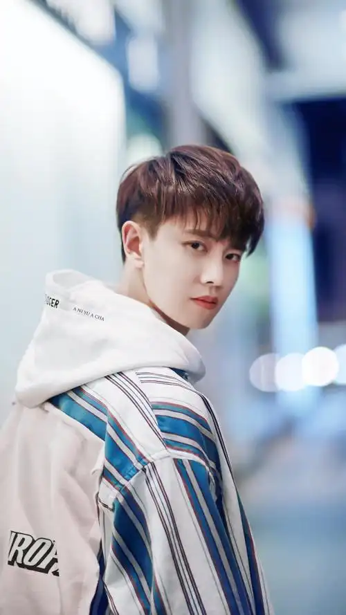 帅帅的哥哥任嘉伦,喜欢的自己拿走哦!