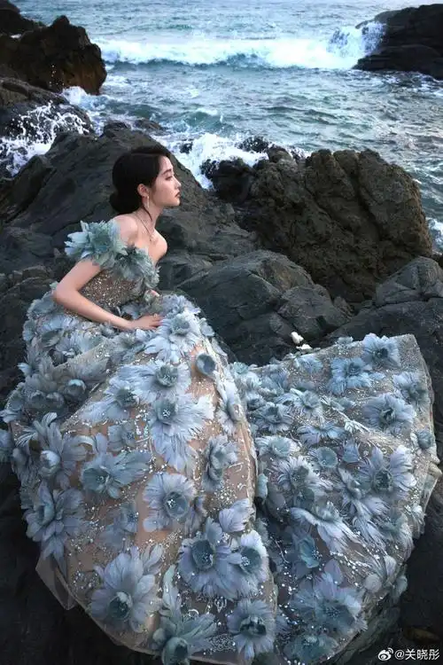 关晓彤裙子上好多花##关晓彤花朵抹胸裙