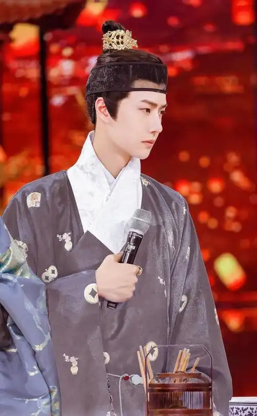 王一博古风公子秀换了个颜色的造型更有文人墨客的吟诵