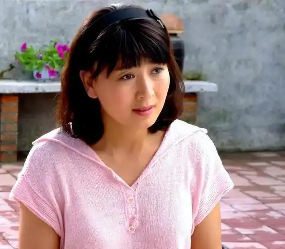 闫学晶女士是一位能够自如掌控自己人生轨迹的女性,她不仅拥有卓越的