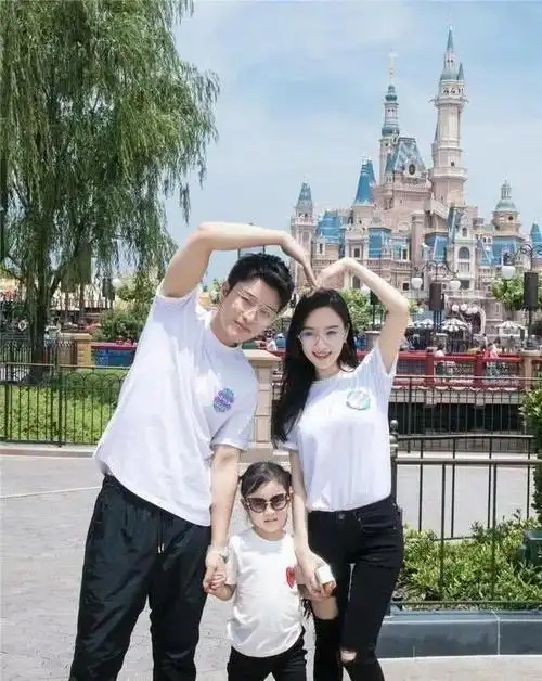 李小璐做直播带货网红坦言是为了生活网友问没有贾乃亮养了