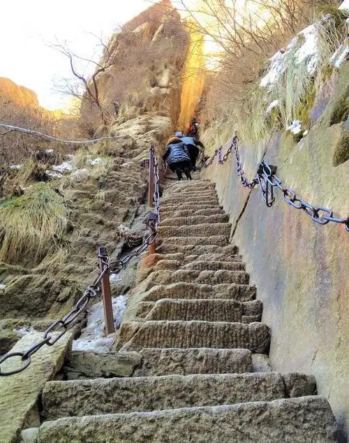 华山险境众多,坡度极陡,上北峰挑战三大险,脚手架桥体让人胆寒