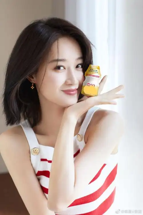 蓝盈莹微博po出几张清新感十足的写真照片～初夏花园中甜甜的笑容是