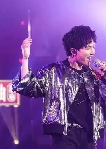 从山村儿童走向巨星!被人嫌弃"太娘"的周深,他够努力!