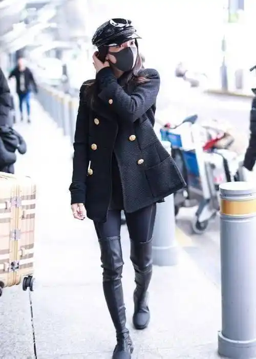 张韶涵穿黑色外套走机场,裤子塞进长靴里面,显气场又显高!
