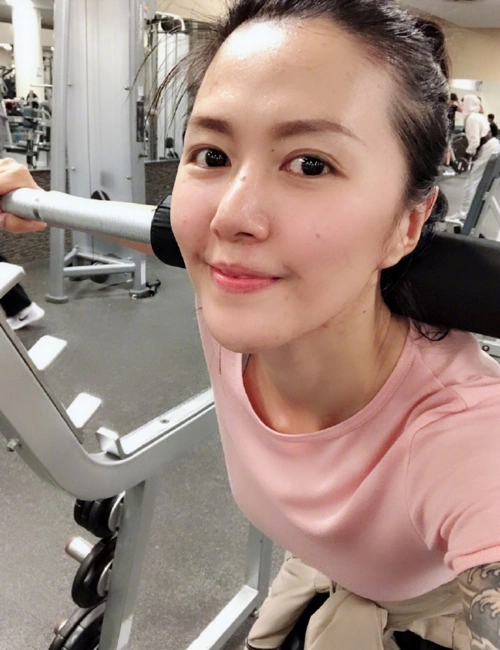 谭维维晒健身房运动美照 小腿纤细自侃就是喜欢少女粉
