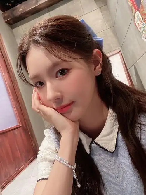 求韩国女爱豆的自拍照