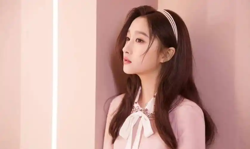 原创关晓彤的颜值巅峰粉色淑女裙简直无敌所有美照就属这次最清纯