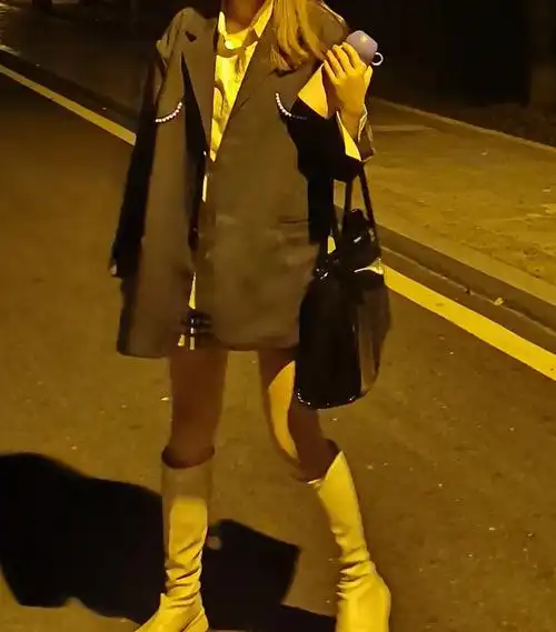 而且穿裙子不会显得比例不好,小个子简直太适合穿长靴了,视觉拉长腿子