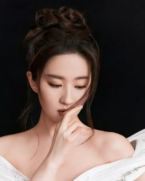 刘亦菲身穿春夏高定亮相活动 ,一袭流光溢彩长裙优雅又高贵,盘发更显