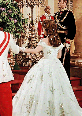 重温《茜茜公主》里的50套绝美裙子:别只看主角的蓬蓬裙了|礼服|蕾丝