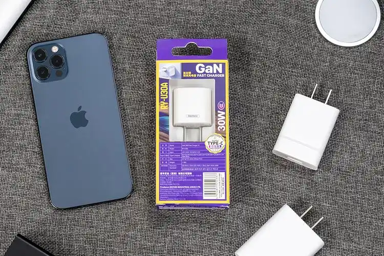 小而快的充电头remax睿量30w迷你氮化镓充电器