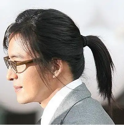 男生小辫子发型后脑勺引人注意显帅气俏皮魅力