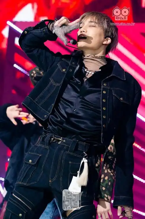 同时现场照还向我们揭露了区别于克里斯马舞台的exo的日常,对钟大t恤