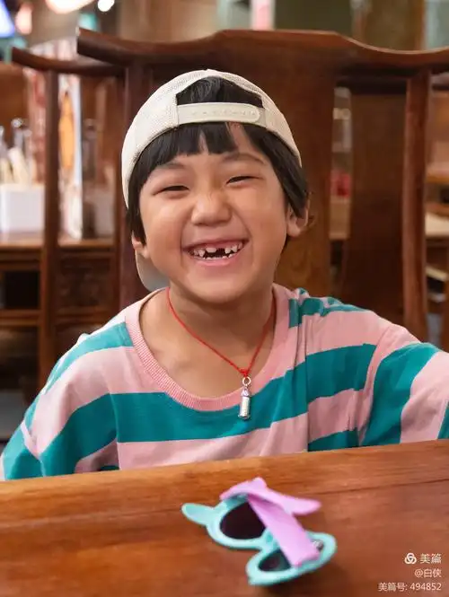 正在换牙的孩子笑得十分灿烂