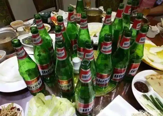 沈阳一男子喝酒时和酒友吵架 用空酒瓶砸死酒友 被捕受审